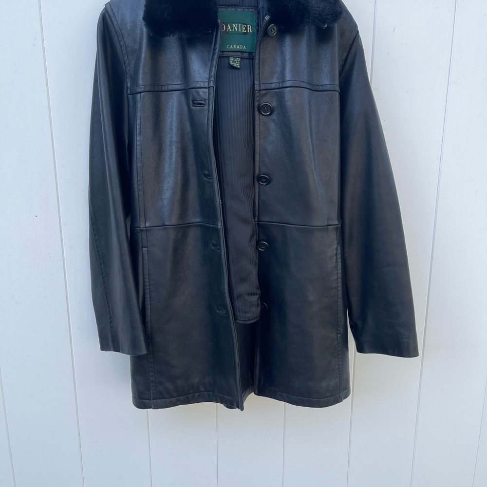SOLD.   .DANIER Buttery Soft Leather Jacket w/ Fur Collar and Belted SZ 6 - 8 - Picture 4 of 16